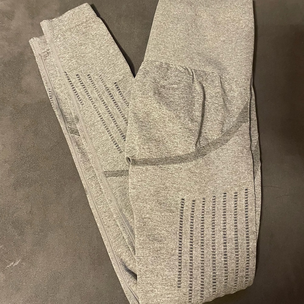 2 scrunch butt leggings